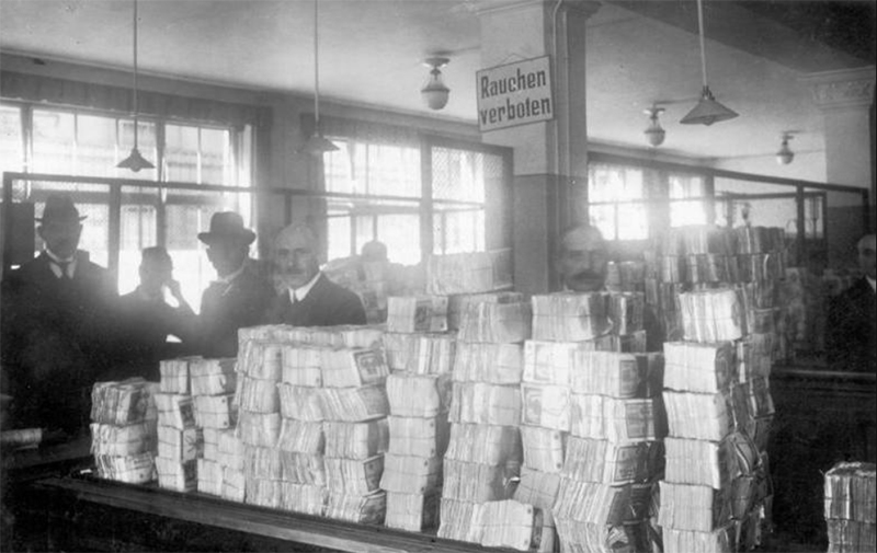 Montones de billetes esperando en el banco central a ser distribuidos. Alemania, 1923.